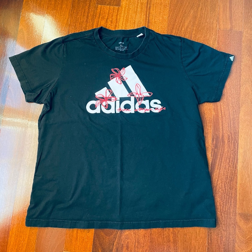 Adidas Women Workout Shirt
Black Short Sleeve Shirt Size XL